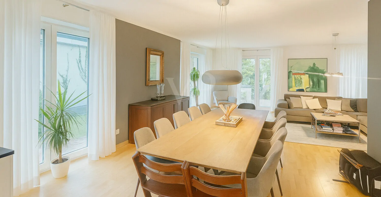 Freistehendes Mehrparteienhaus mit großem Garten und Raum für Generationen