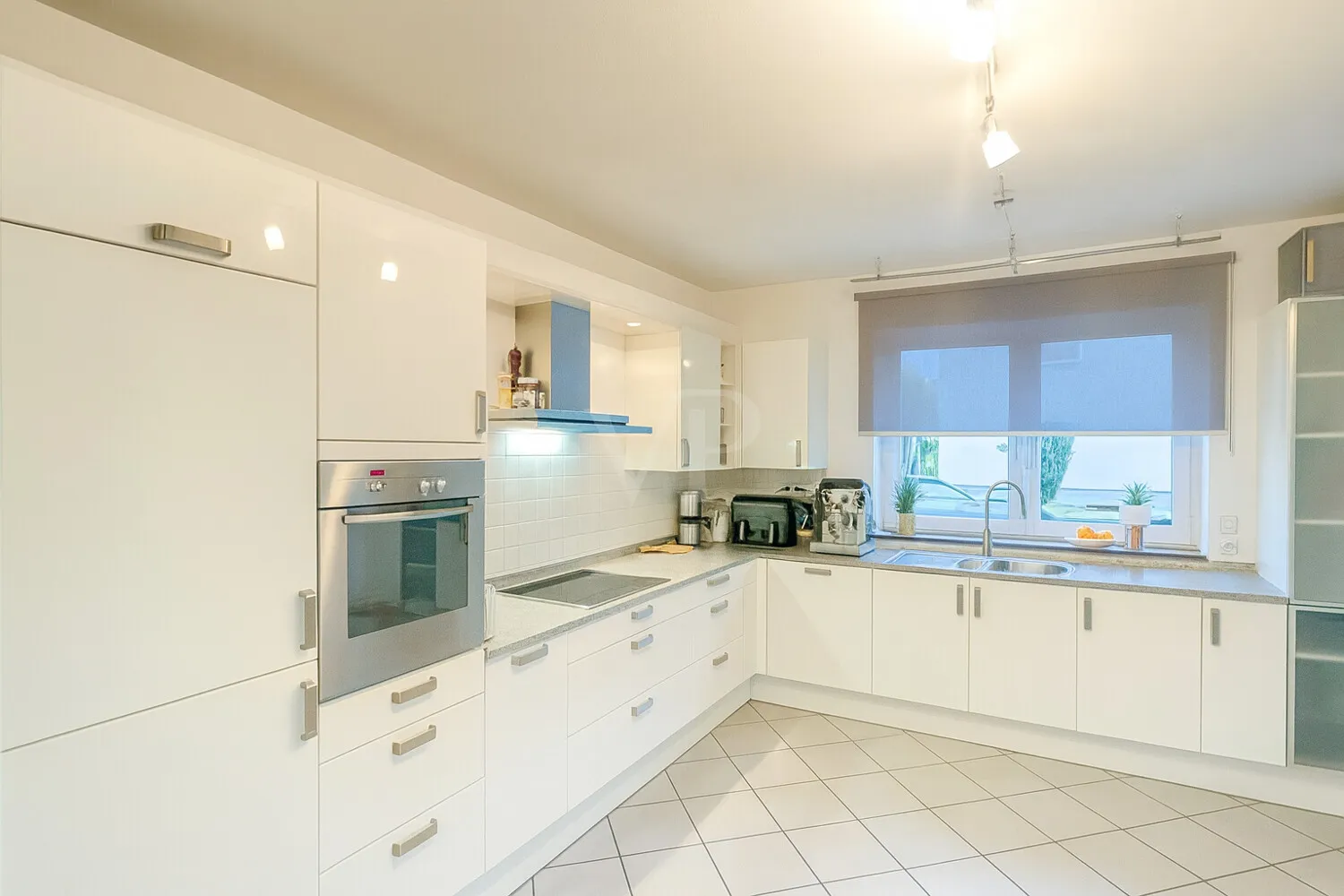 Freistehendes Mehrparteienhaus mit großem Garten und Raum für Generationen