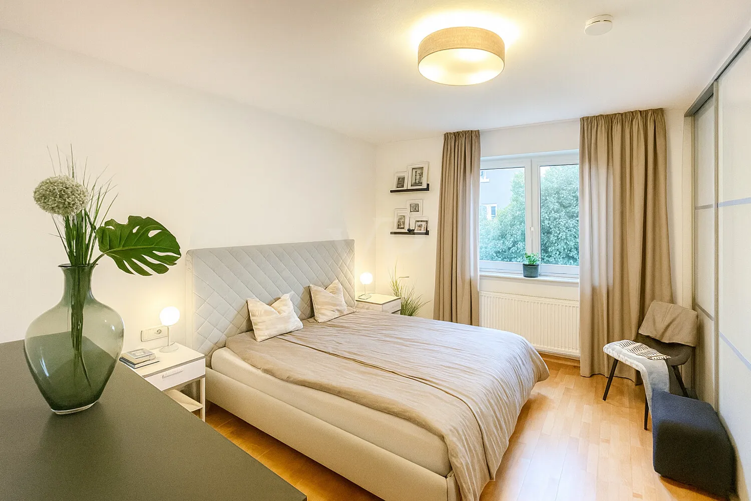 Freistehendes Mehrparteienhaus mit großem Garten und Raum für Generationen