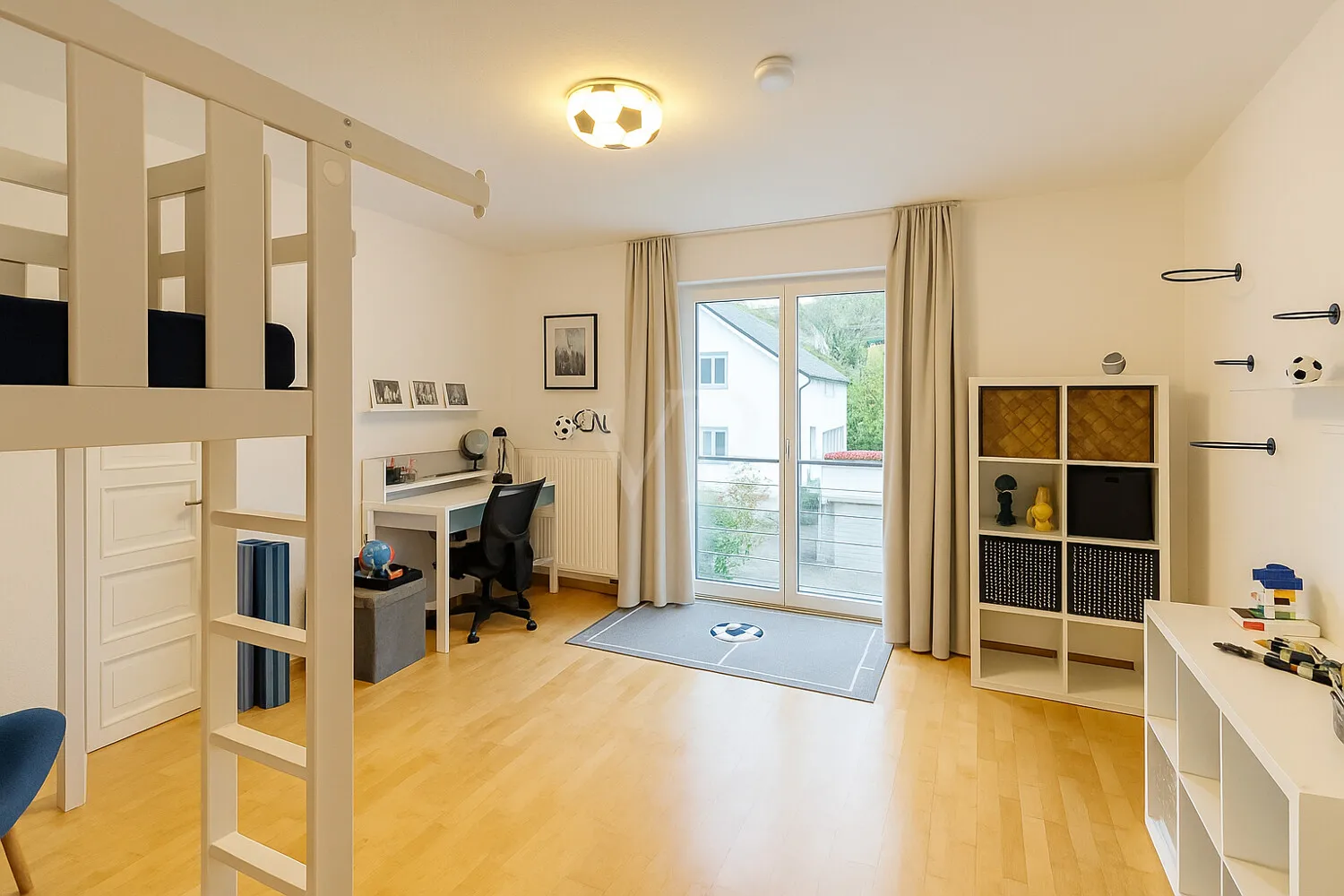 Freistehendes Mehrparteienhaus mit großem Garten und Raum für Generationen