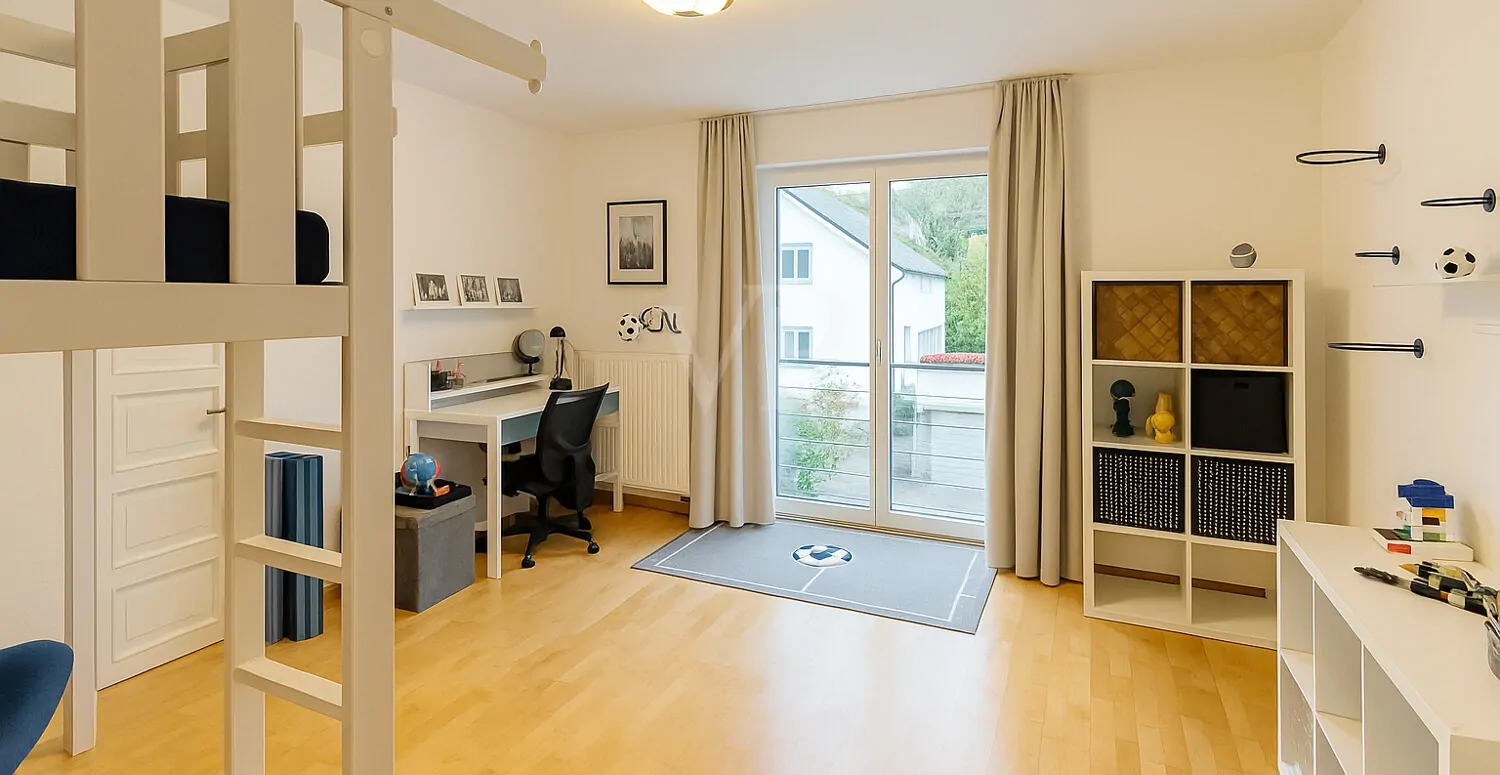 Freistehendes Mehrparteienhaus mit großem Garten und Raum für Generationen