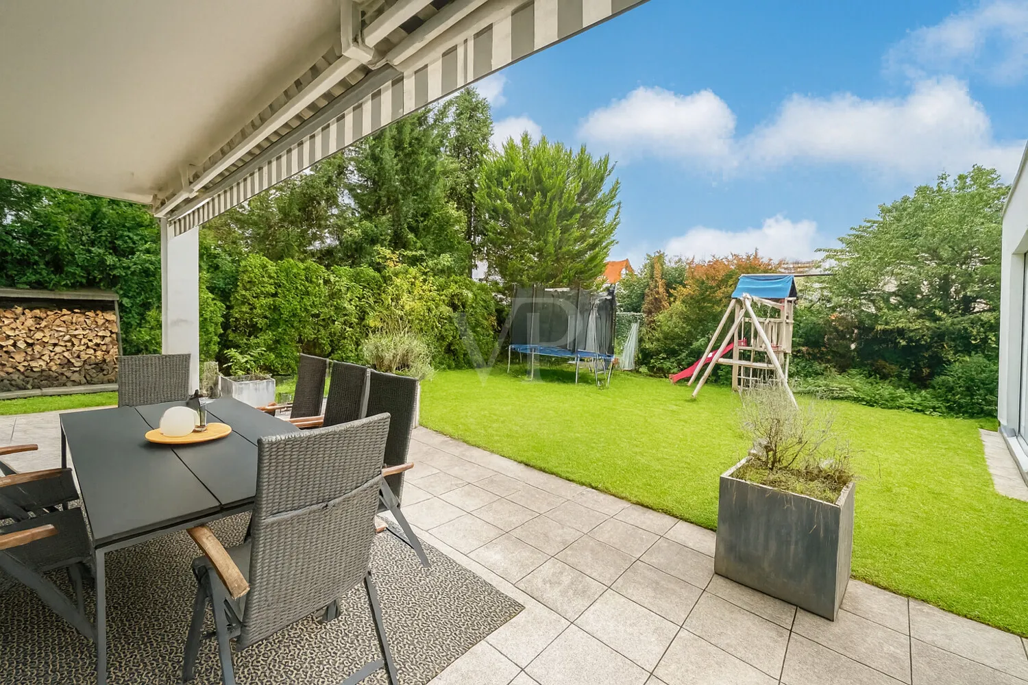 Freistehendes Mehrparteienhaus mit großem Garten und Raum für Generationen