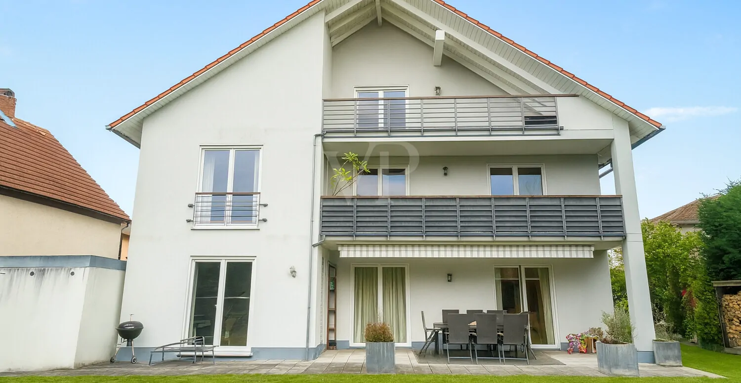 Freistehendes Mehrparteienhaus mit großem Garten und Raum für Generationen