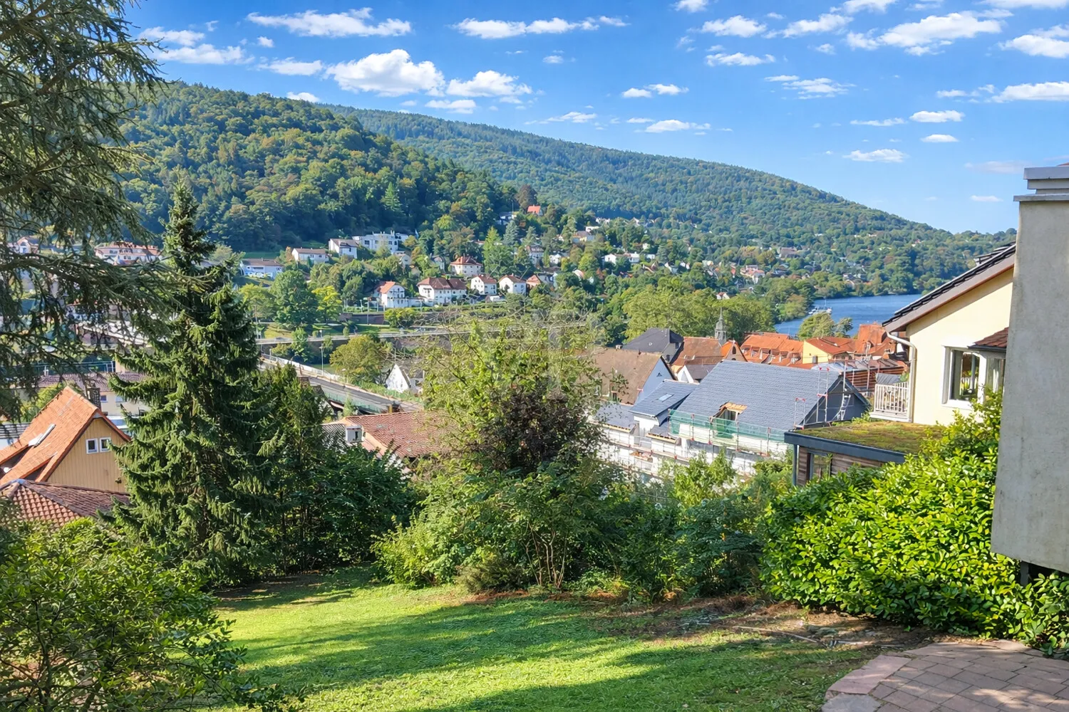 Blick auf den seitlichen Garten
