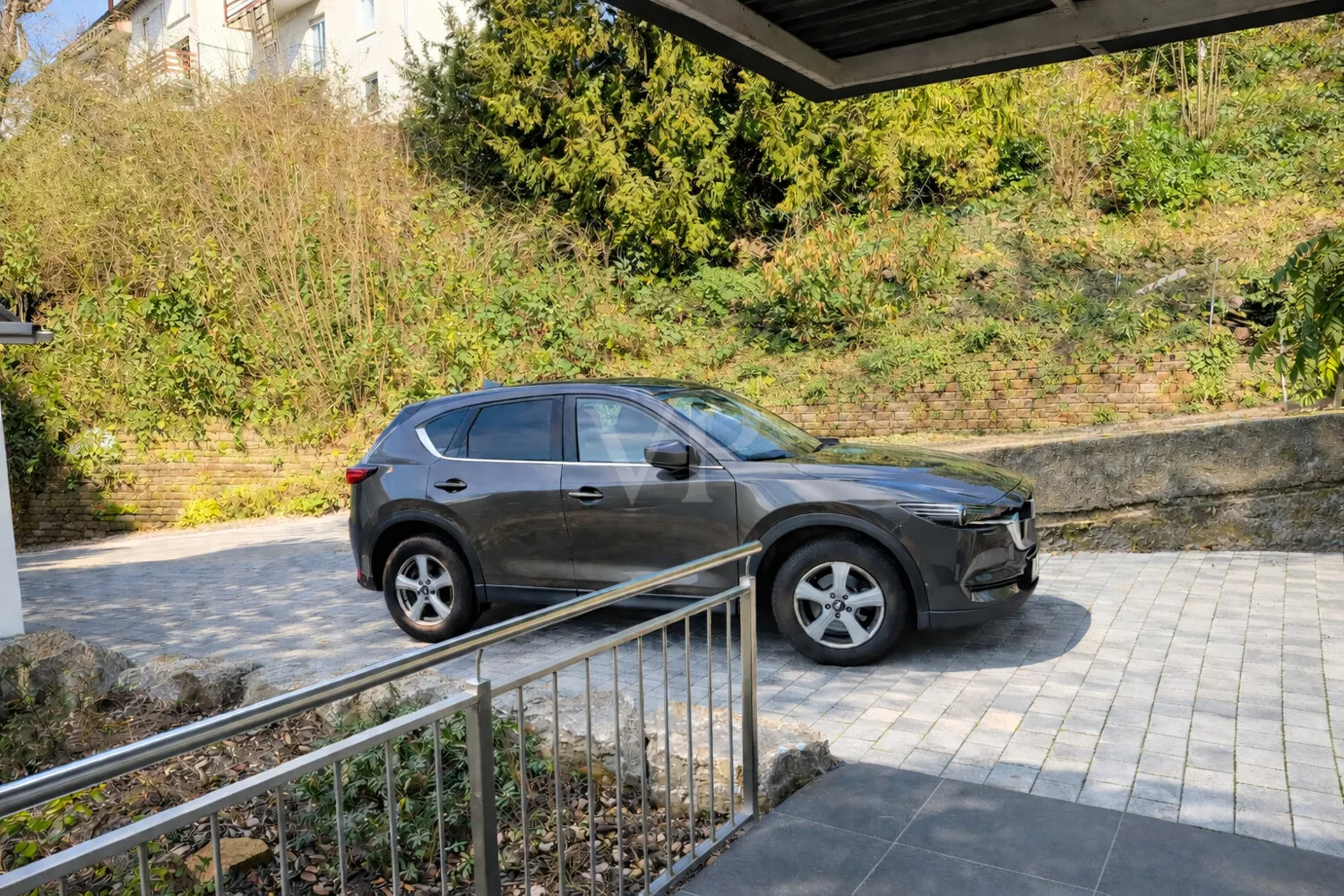 Kurzer Weg von der Haustür zum Auto