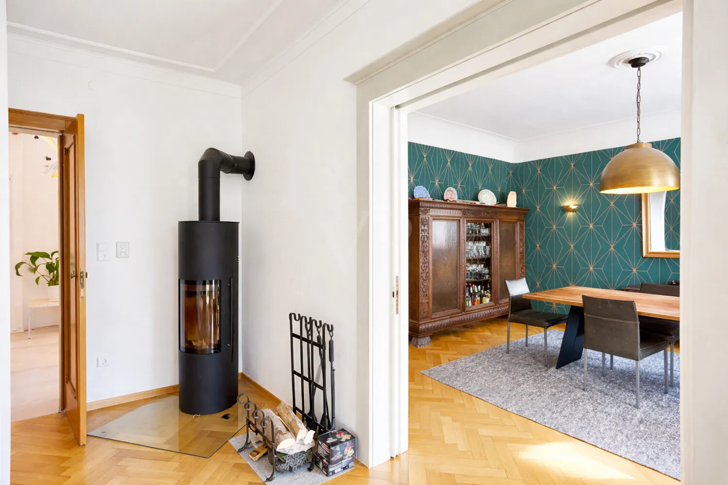 Wohnzimmer mit Kamin und Essbereich