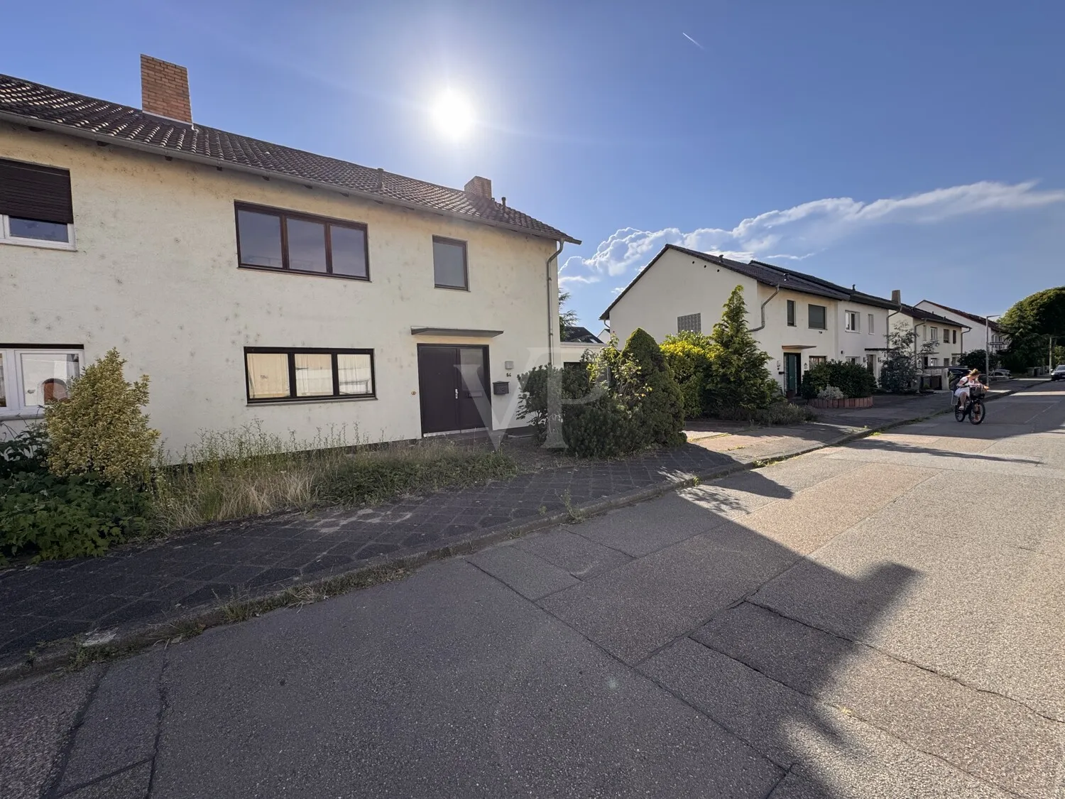 Charmantes Einfamilienhaus zum Sanieren -  DHH mit großzügigem Grundstück, sonnigem Garten und viel Potenzial