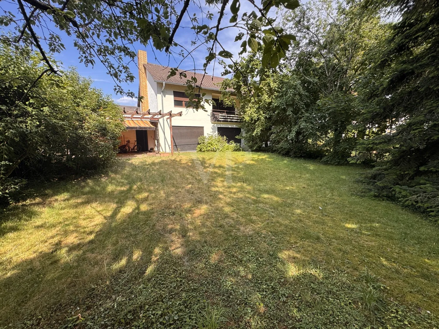 Charmantes Einfamilienhaus zum Sanieren -  DHH mit großzügigem Grundstück, sonnigem Garten und viel Potenzial