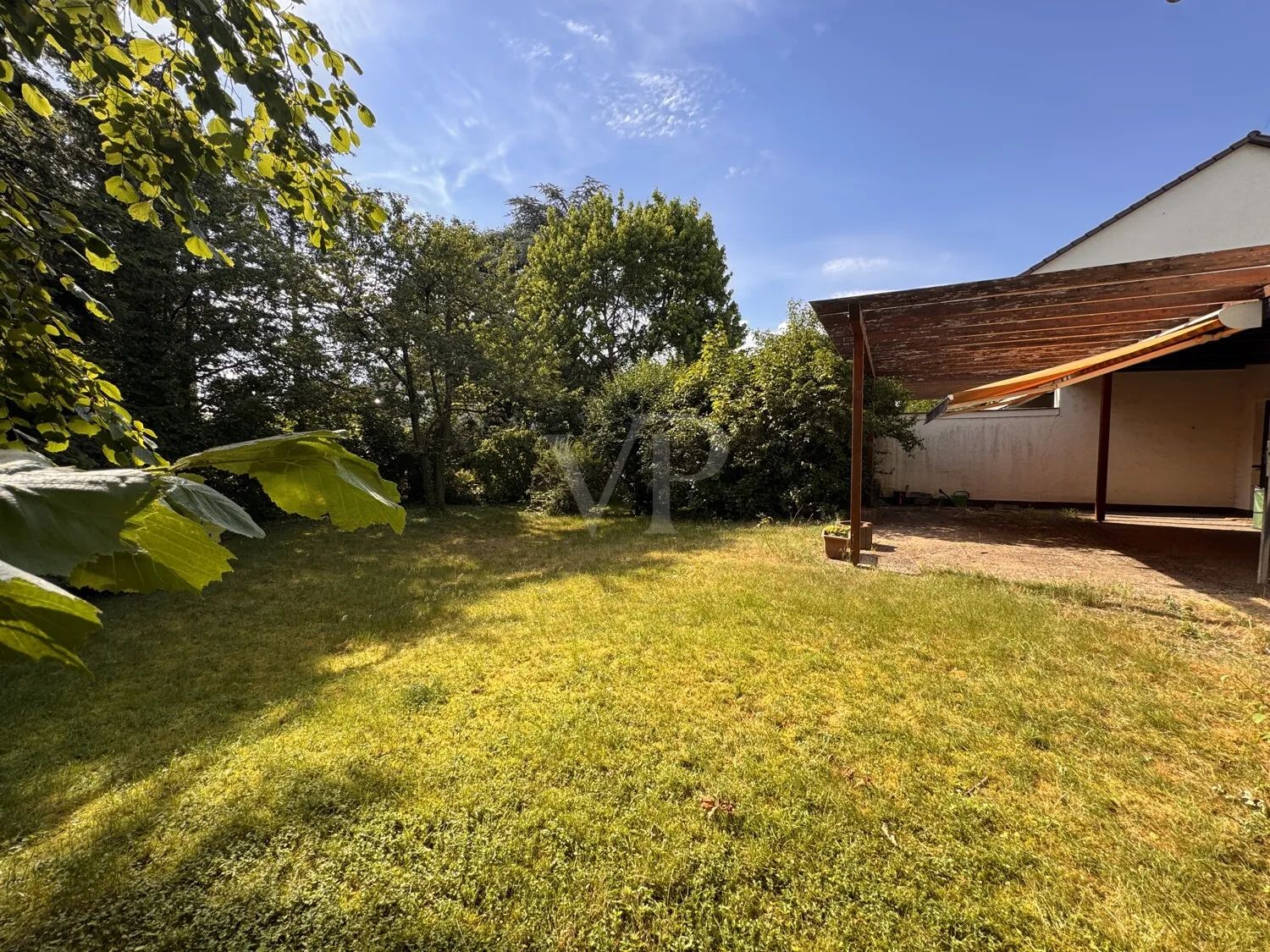 Charmantes Einfamilienhaus zum Sanieren -  DHH mit großzügigem Grundstück, sonnigem Garten und viel Potenzial