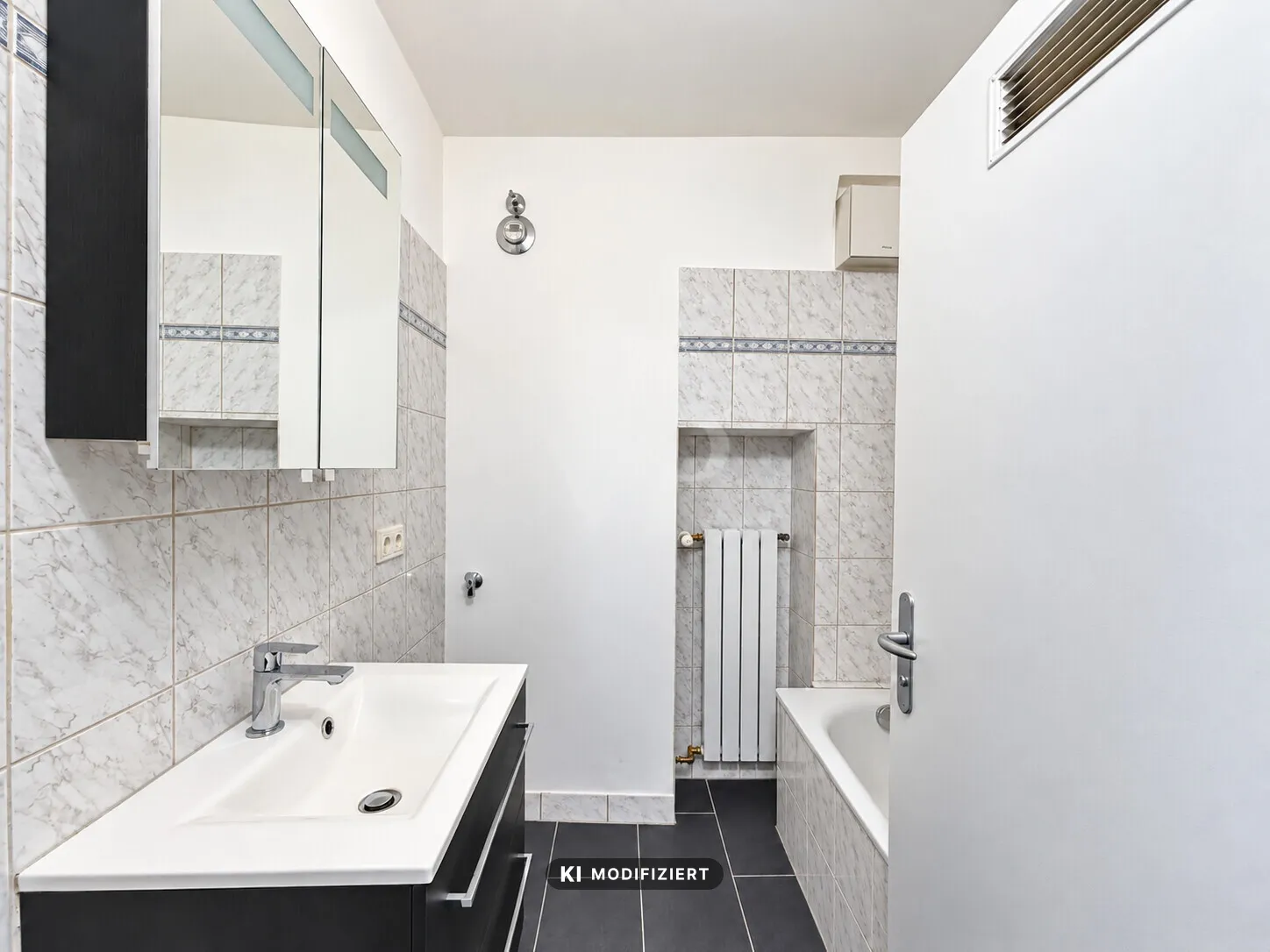 Modernes Bad mit Wanne