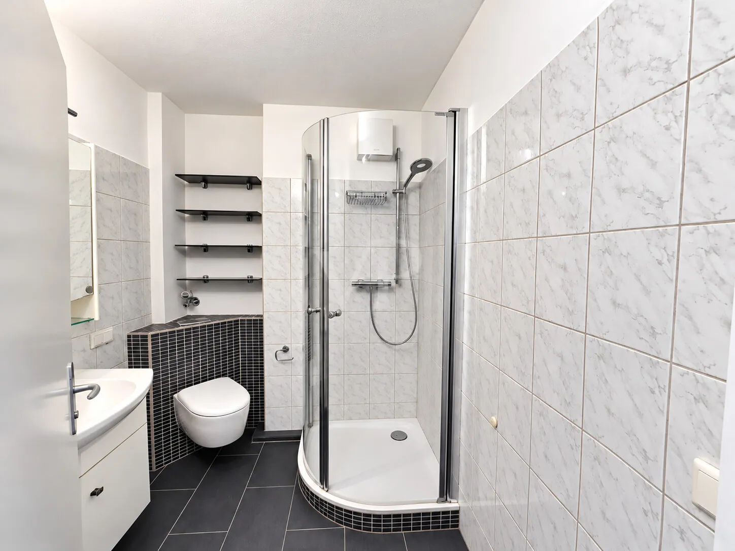 Modernes Bad mit Eckdusche
