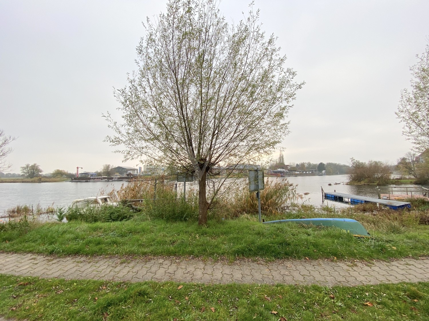 Öffentliche Promenade zwischen Grundstück und Havel