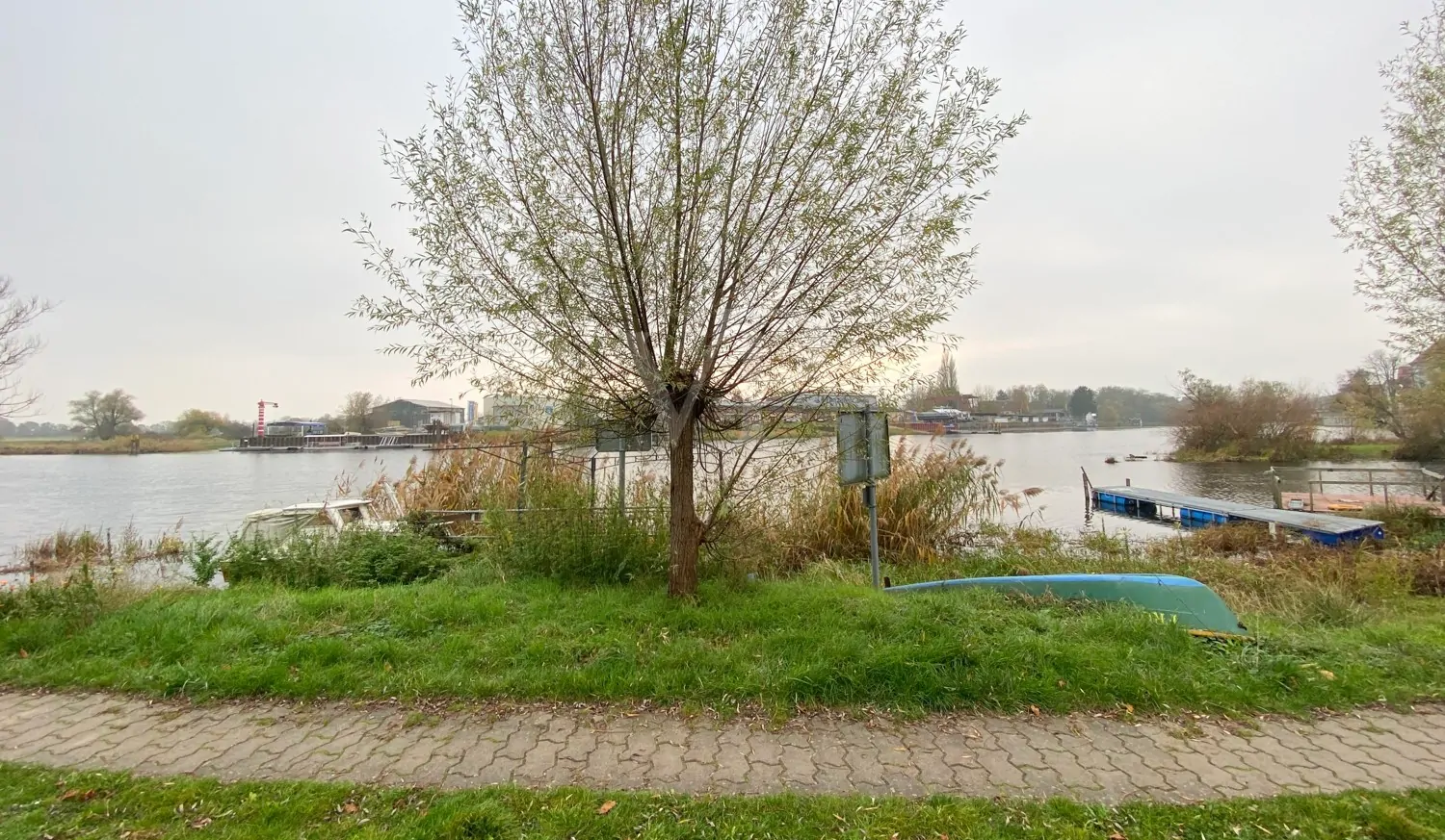 Öffentliche Promenade zwischen Grundstück und Havel
