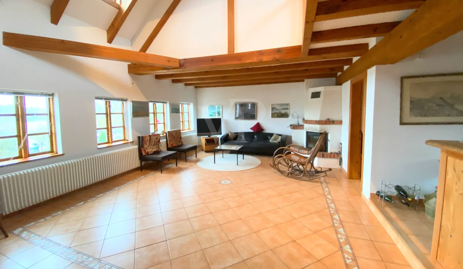 Wohnbereich mit Kamin im OG