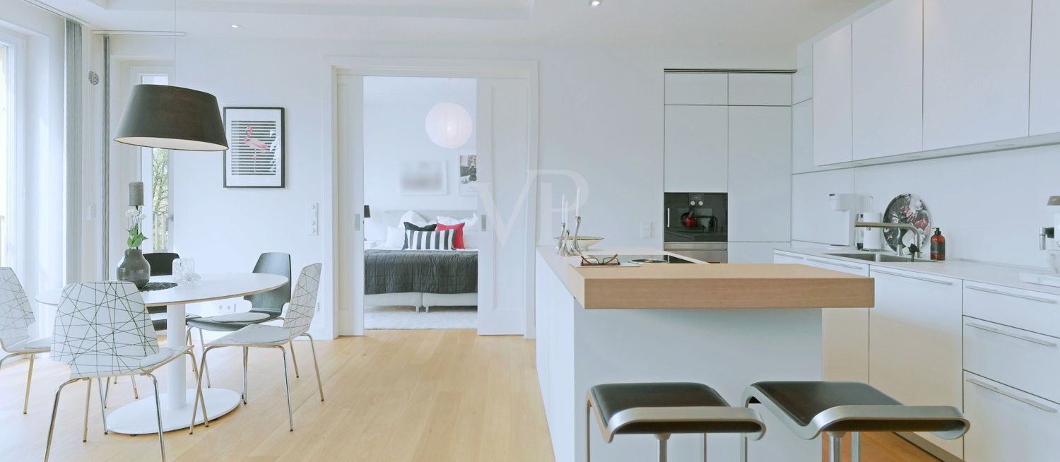 Wohnzimmer mit offener Küche