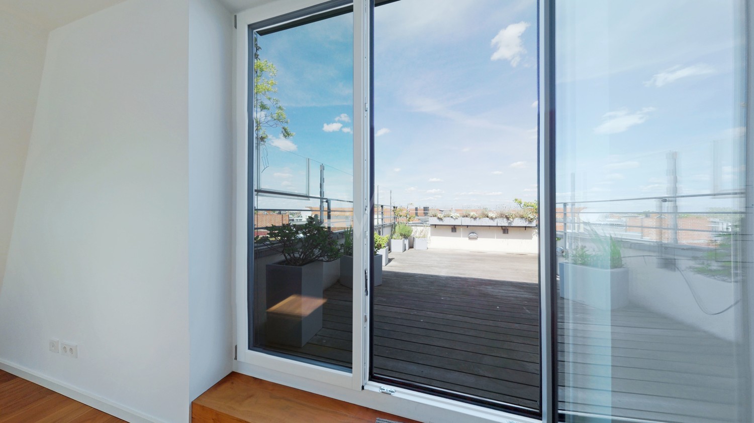 Blick vom Arbeitsbereich auf die Dachterrasse