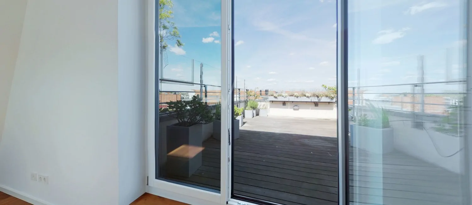 Blick vom Arbeitsbereich auf die Dachterrasse