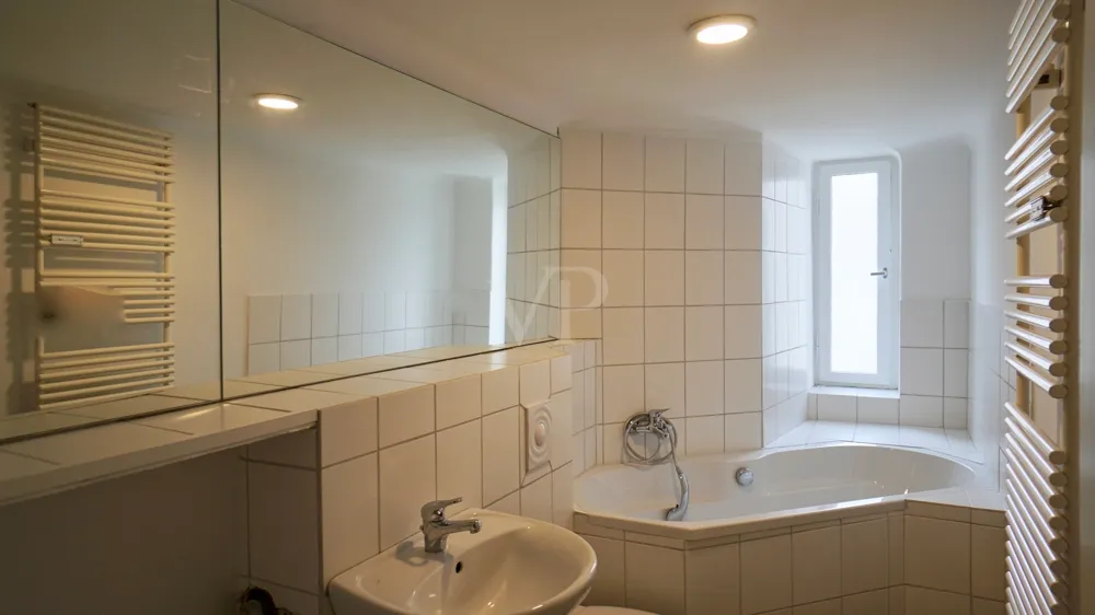 Badezimmer mit Eckbadewanne