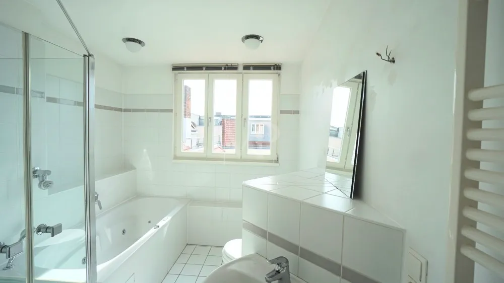 Badezimmer mit Dusche und Badewanne