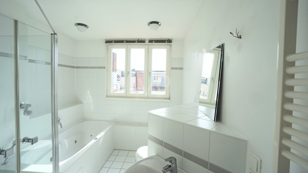 Badezimmer mit Dusche und Badewanne