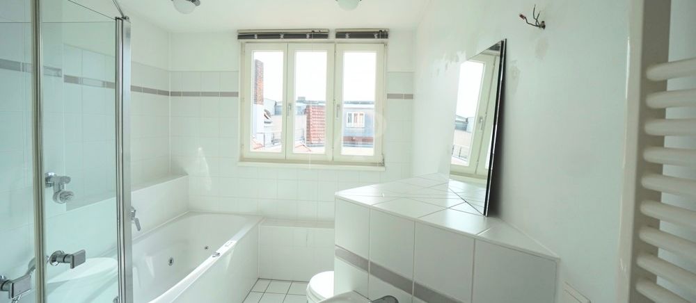 Badezimmer mit Dusche und Badewanne