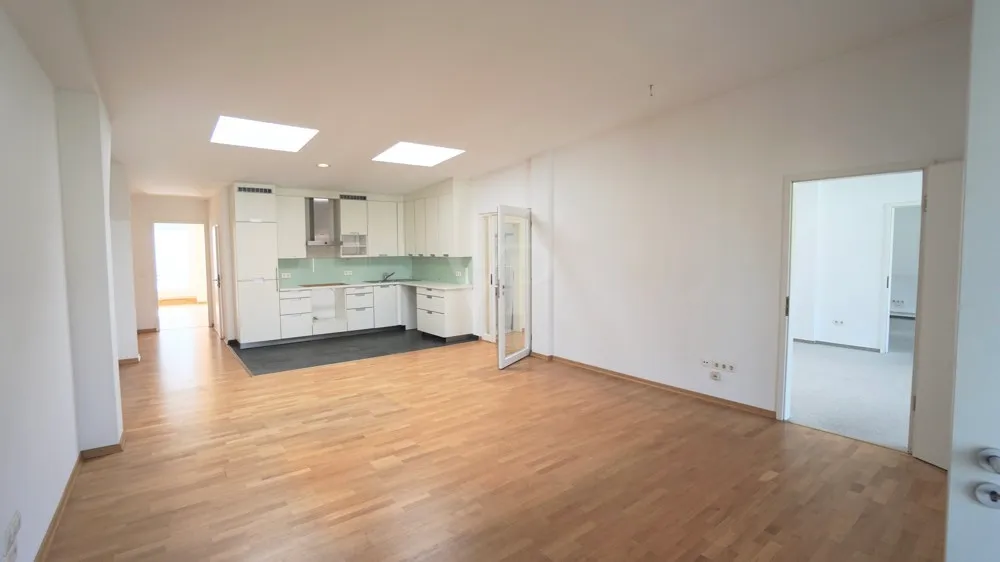 Blick zur offenen Küche