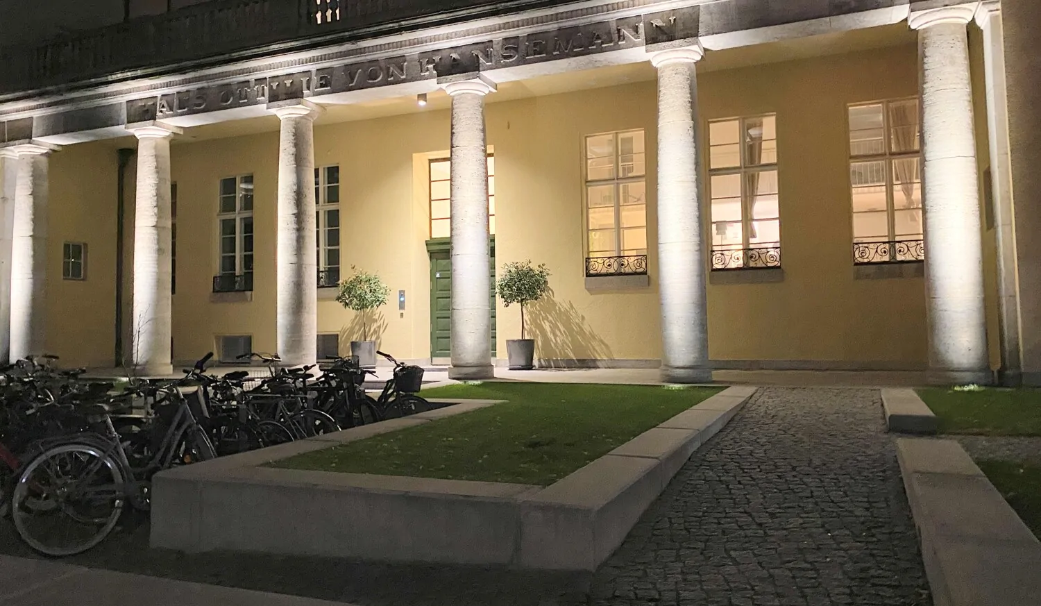 Eingangsbereich am Abend