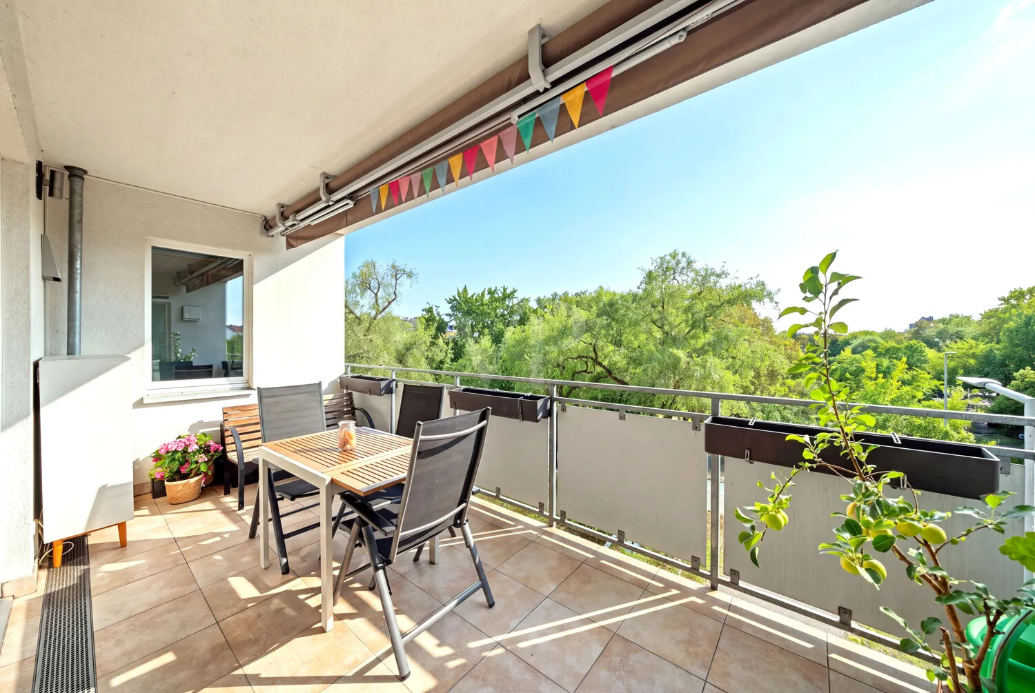 Terrasse Richtung Österreichpark