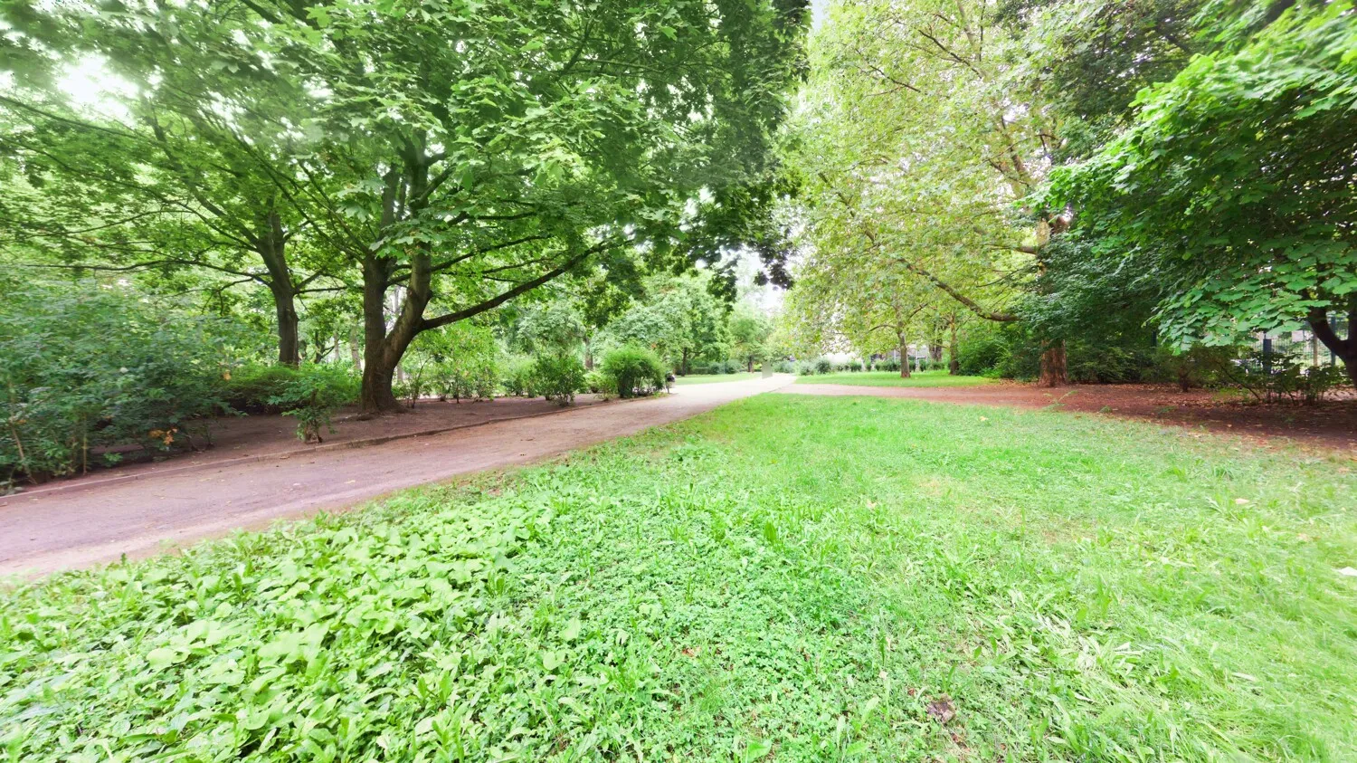 Park auf der anderen Straßenseite