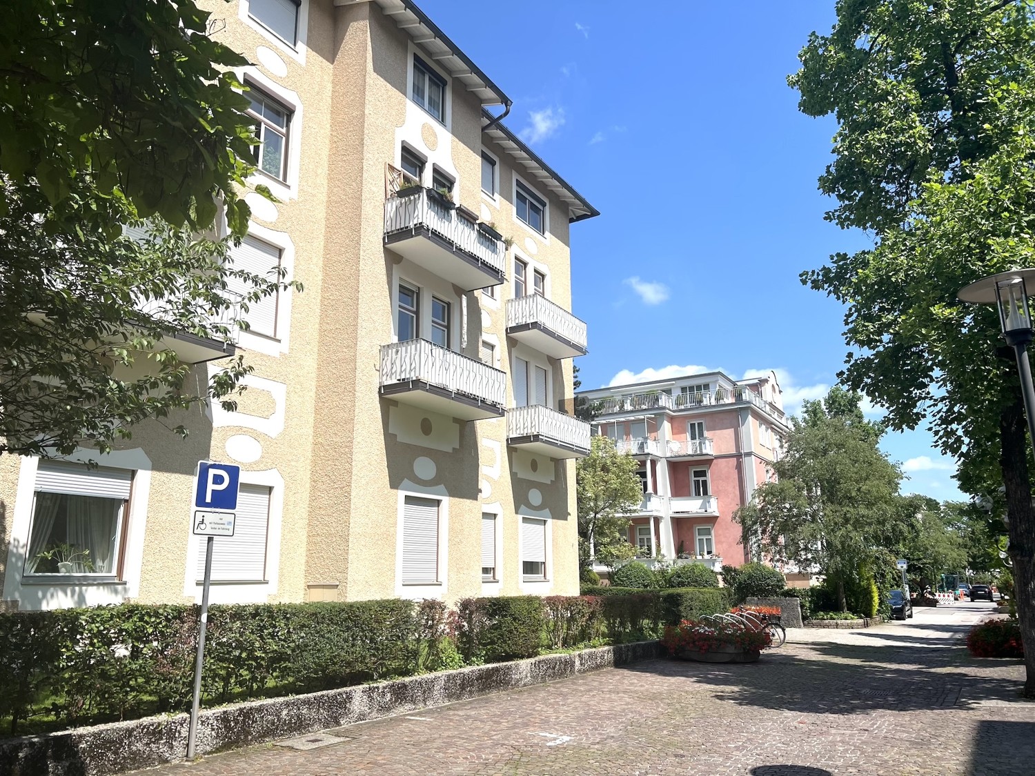 Geräumige und sonnige Wohnung mit drei Balkonen und Tiefgaragenstellplatz in Bestlage