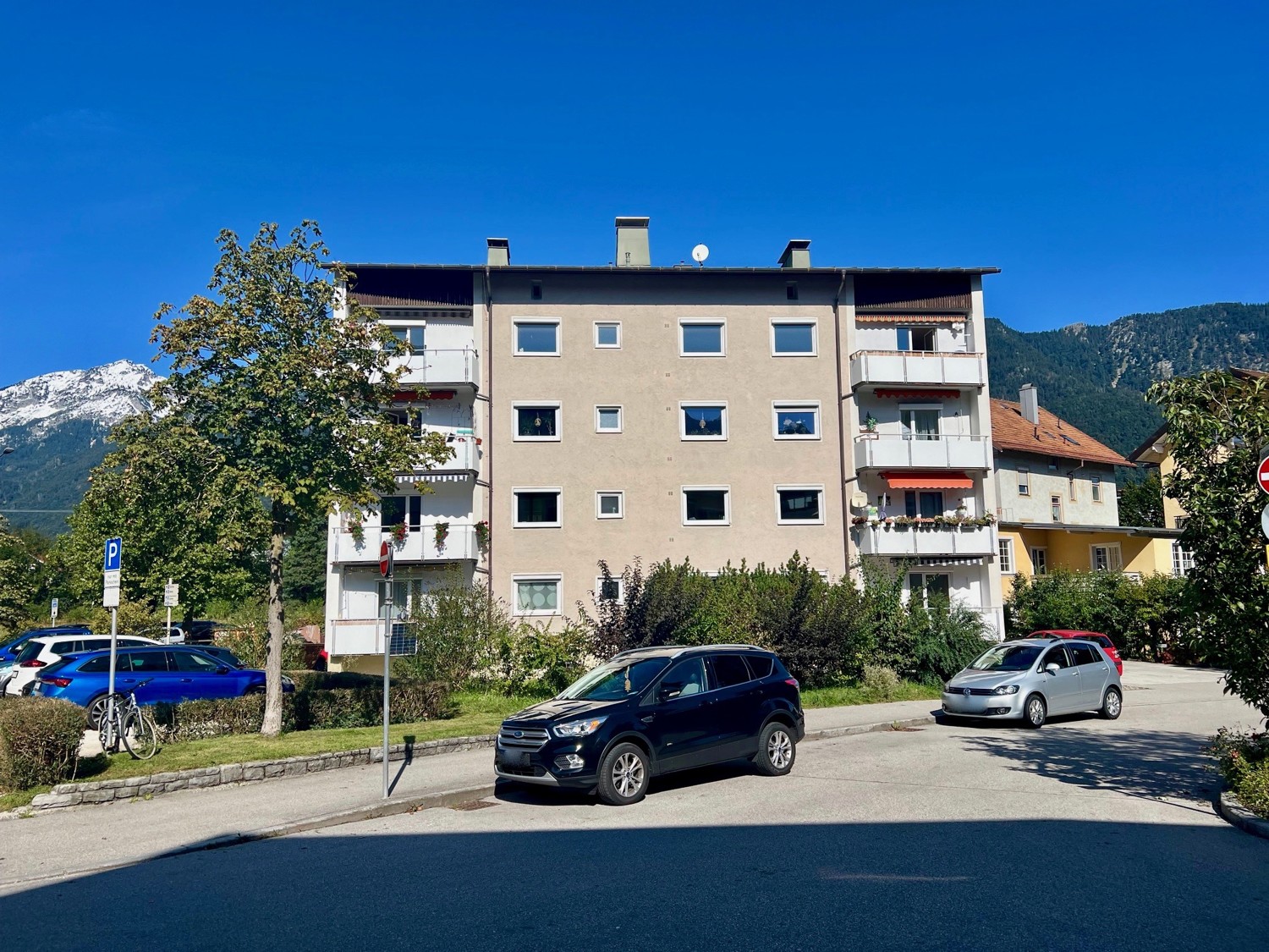 Gepflegte Etagenwohnung in zentraler Lage mit Stellplatz und Bergblick