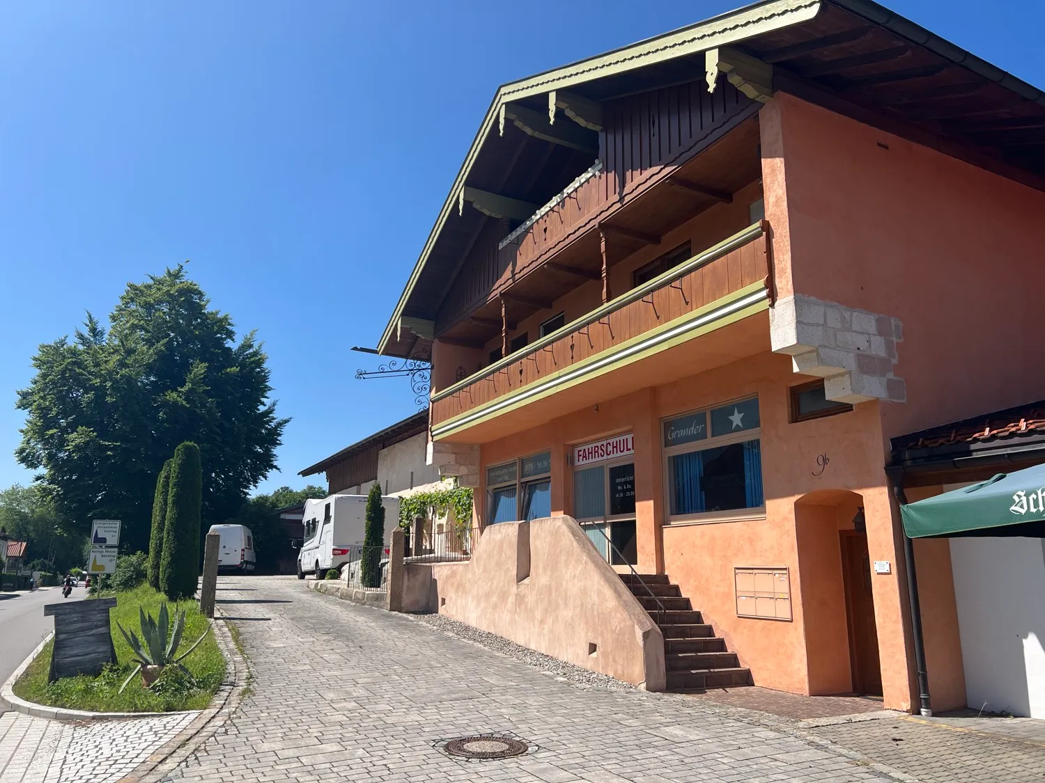 Retail space/office in a convenient location in Marquartstein with optional residential use