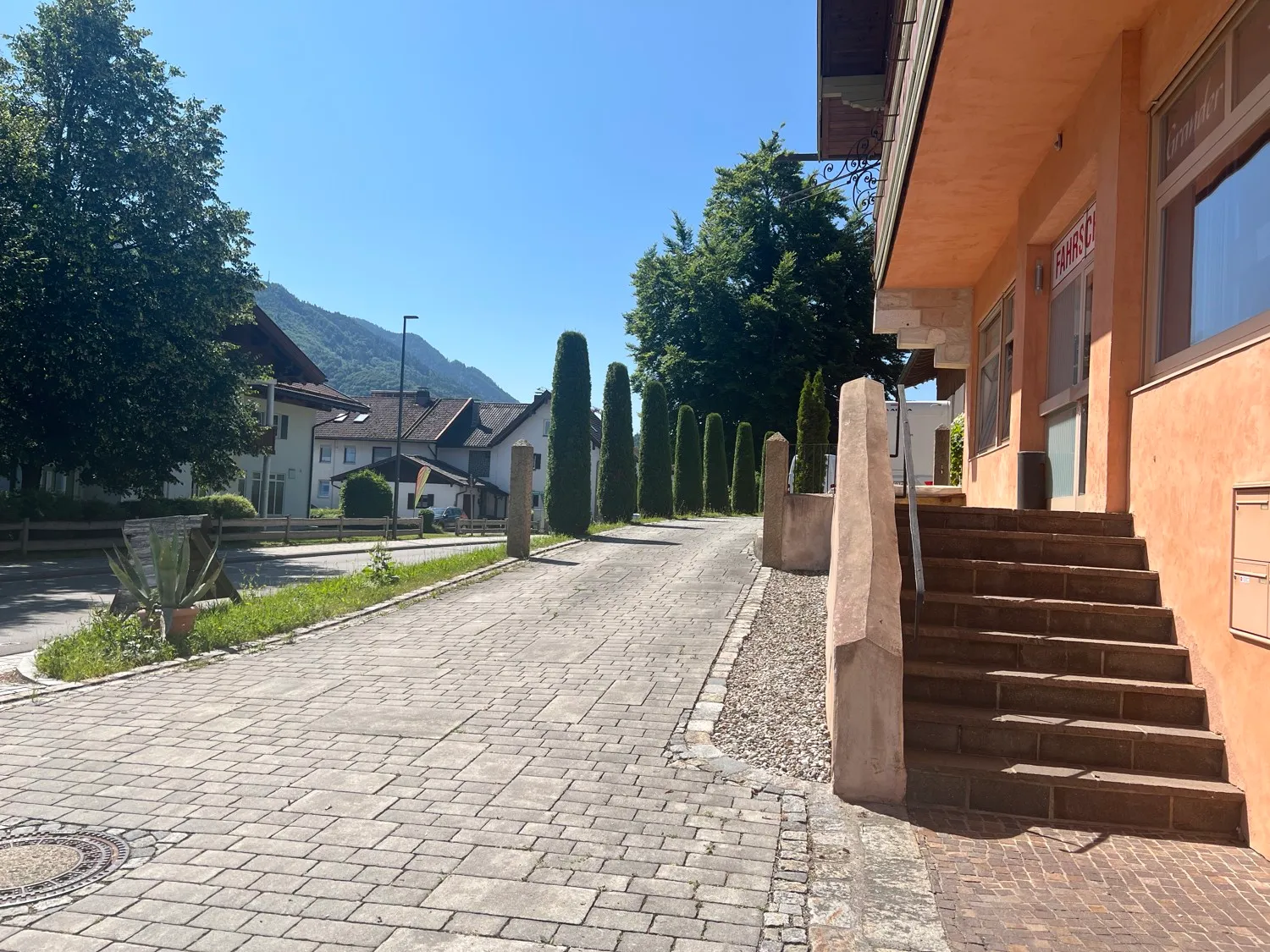 Retail space/office in a convenient location in Marquartstein with optional residential use