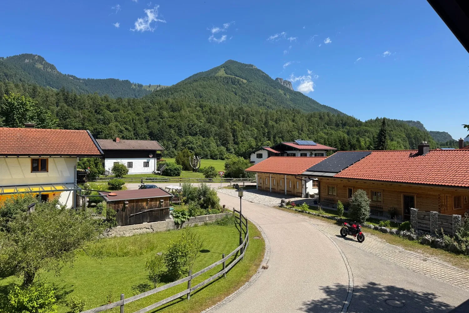 Ein- bis Zweifamlienhaus in herrlicher Alpenlagen unweit des Chiemsees