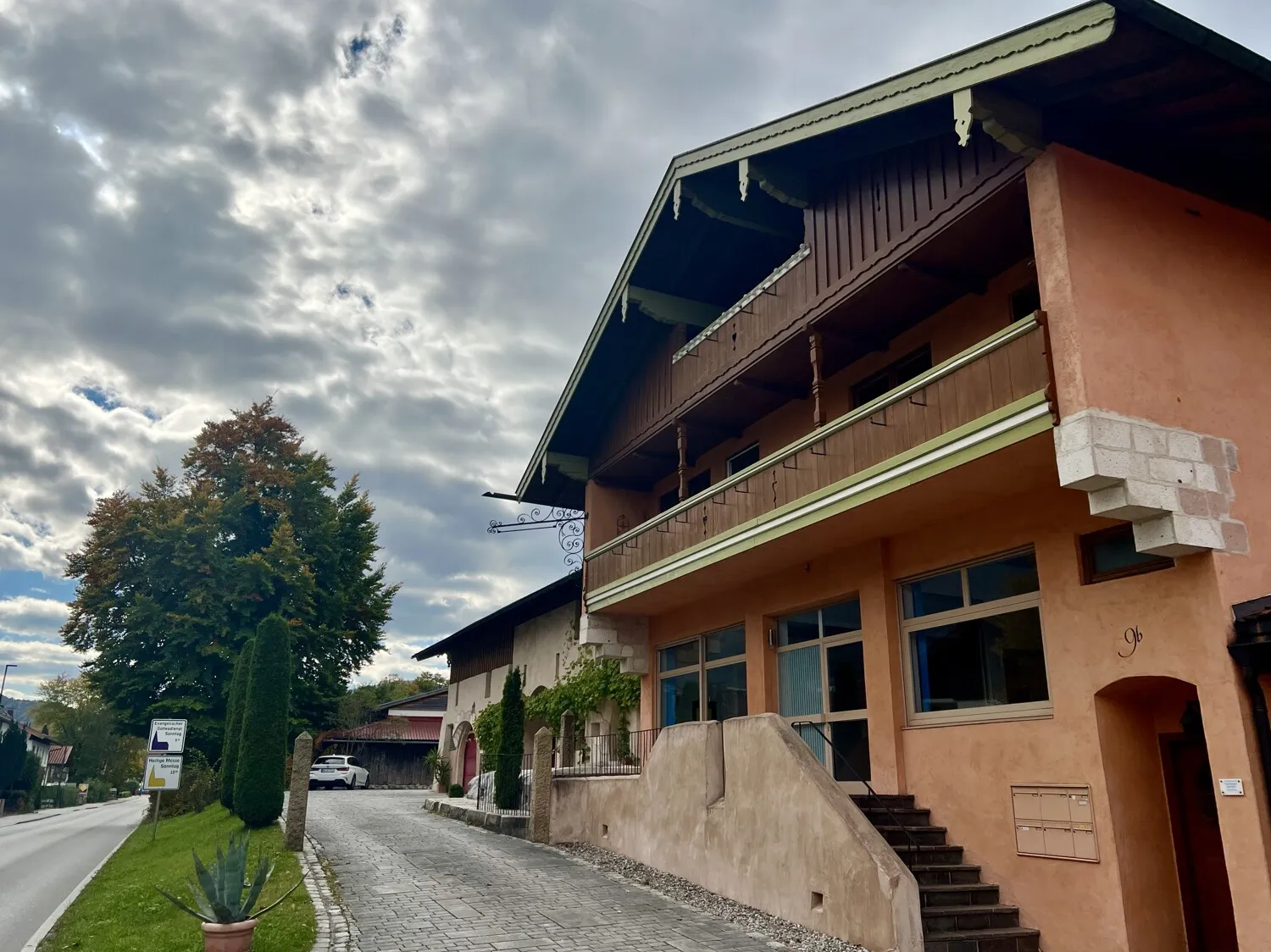 Retail space/office in a convenient location in Marquartstein with optional residential use