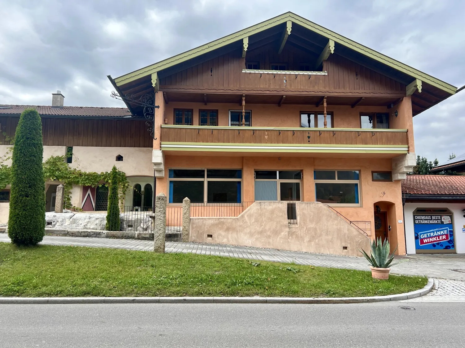 Retail space/office in a convenient location in Marquartstein with optional residential use