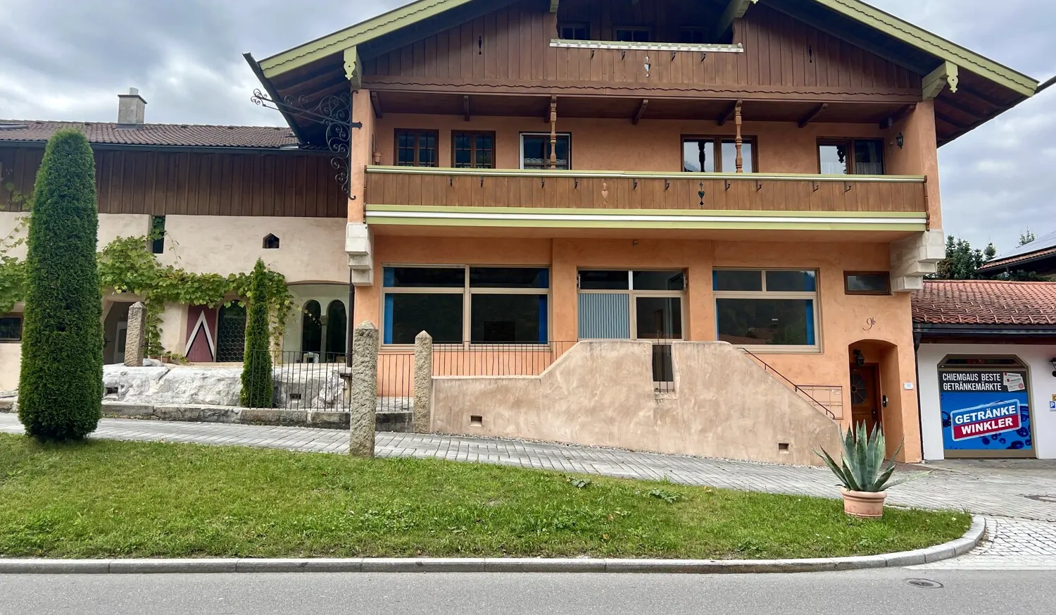 Ladengeschäft/Büro in verkehrsgünstiger Lage von Marquartstein mit optionaler Wohnnutzung