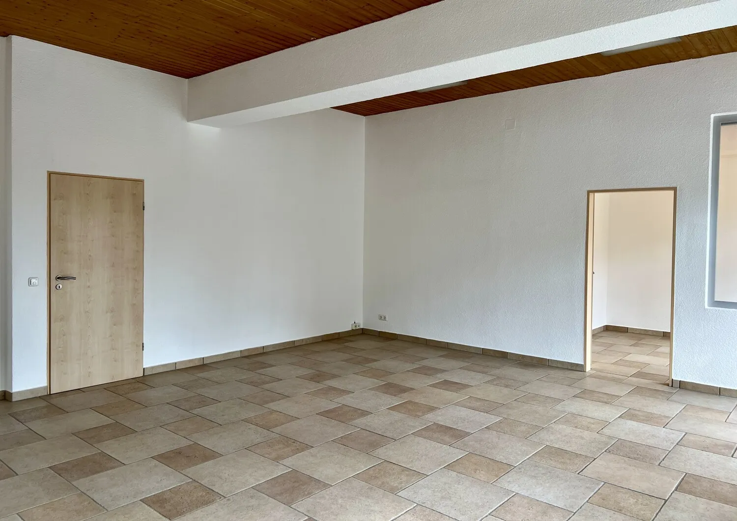 Retail space/office in a convenient location in Marquartstein with optional residential use