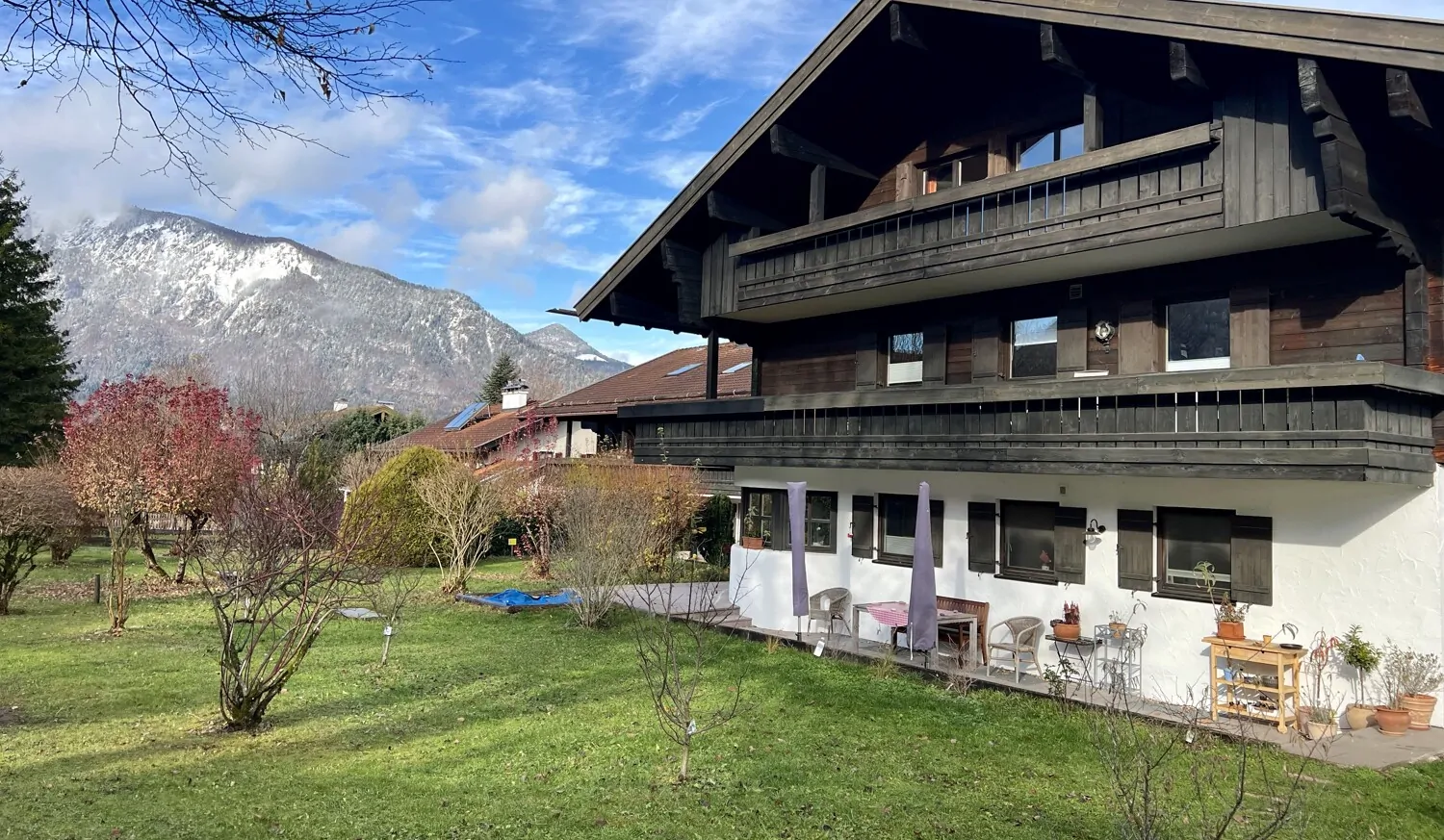 Modernisierte Erdgeschoss & Souterrainwohnung mit Alpenpanorama & großem Gartenanteil