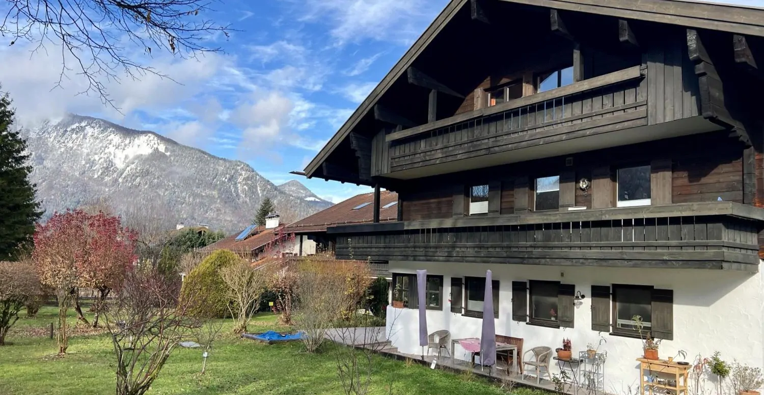 Modernisierte Erdgeschoss & Souterrainwohnung mit Alpenpanorama & großem Gartenanteil