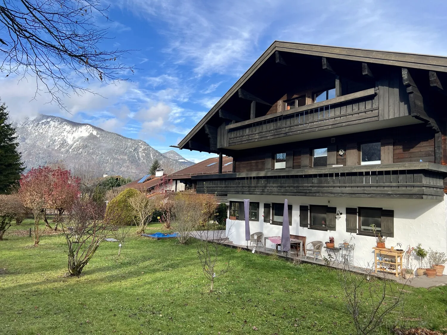 Unterwössen - Herrlich gelegene Erdgeschoss & Souterrainwohnung mit großem Gartenanteil und TG