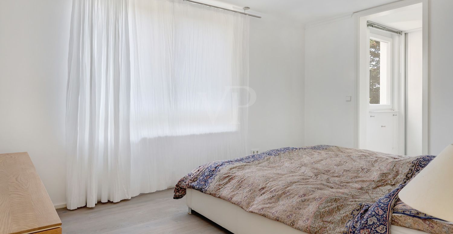 Schlafzimmer OG mit Zugang zur Ankleide
