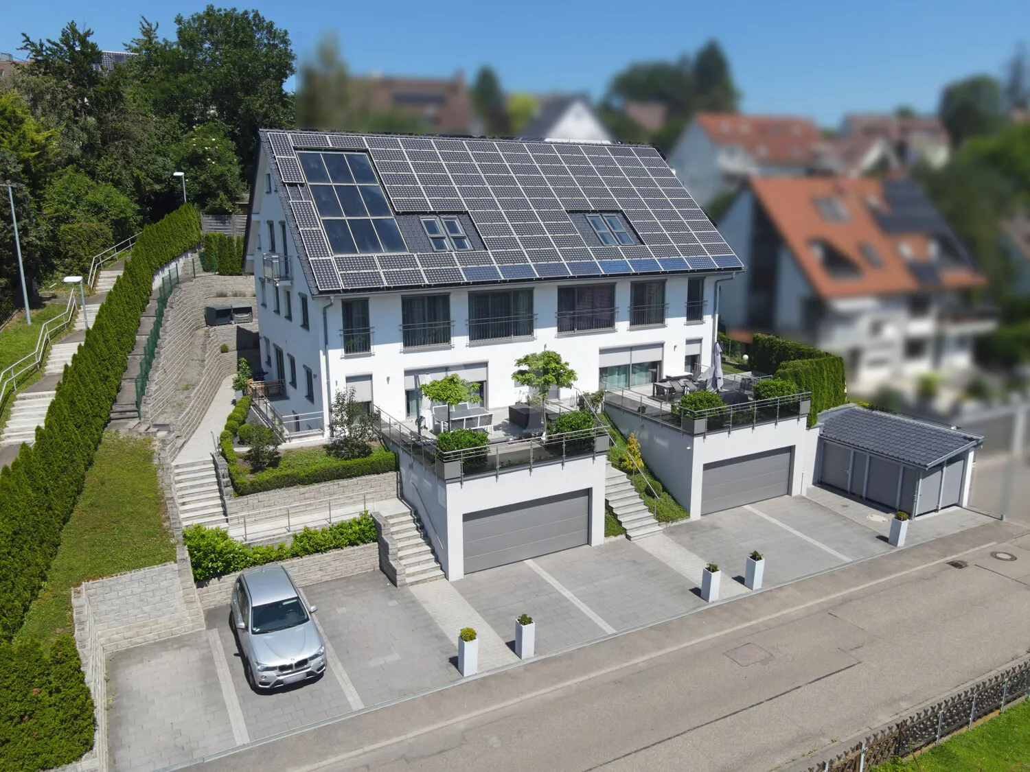 Young, versatile multi-family house with high-end features