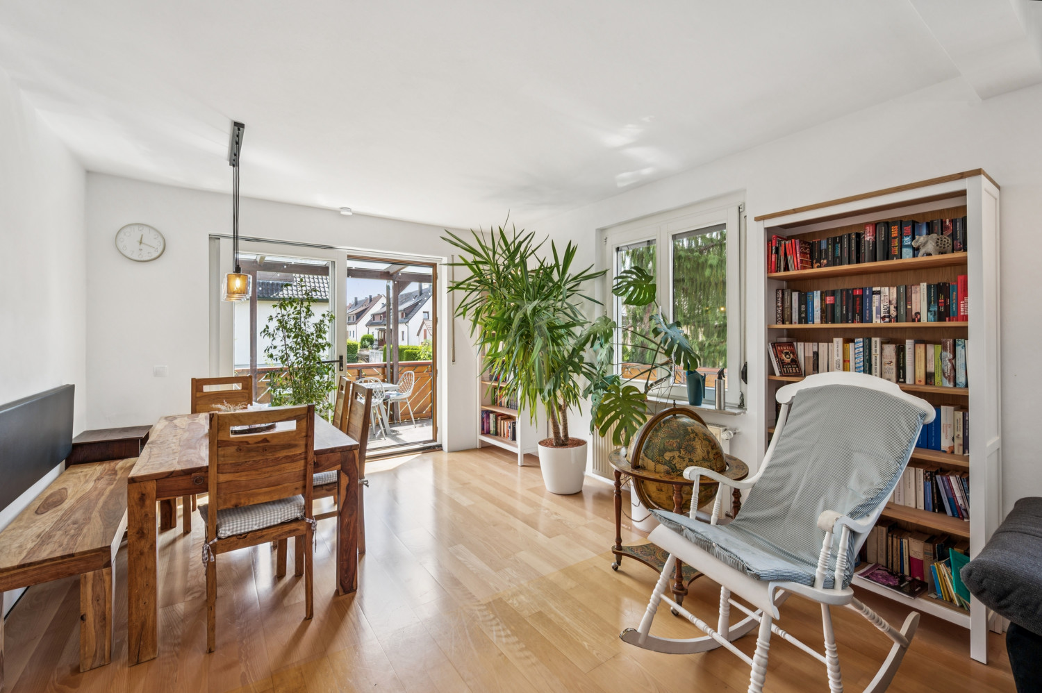 Wohn- und Essbereich mit Zugang zum Balkon