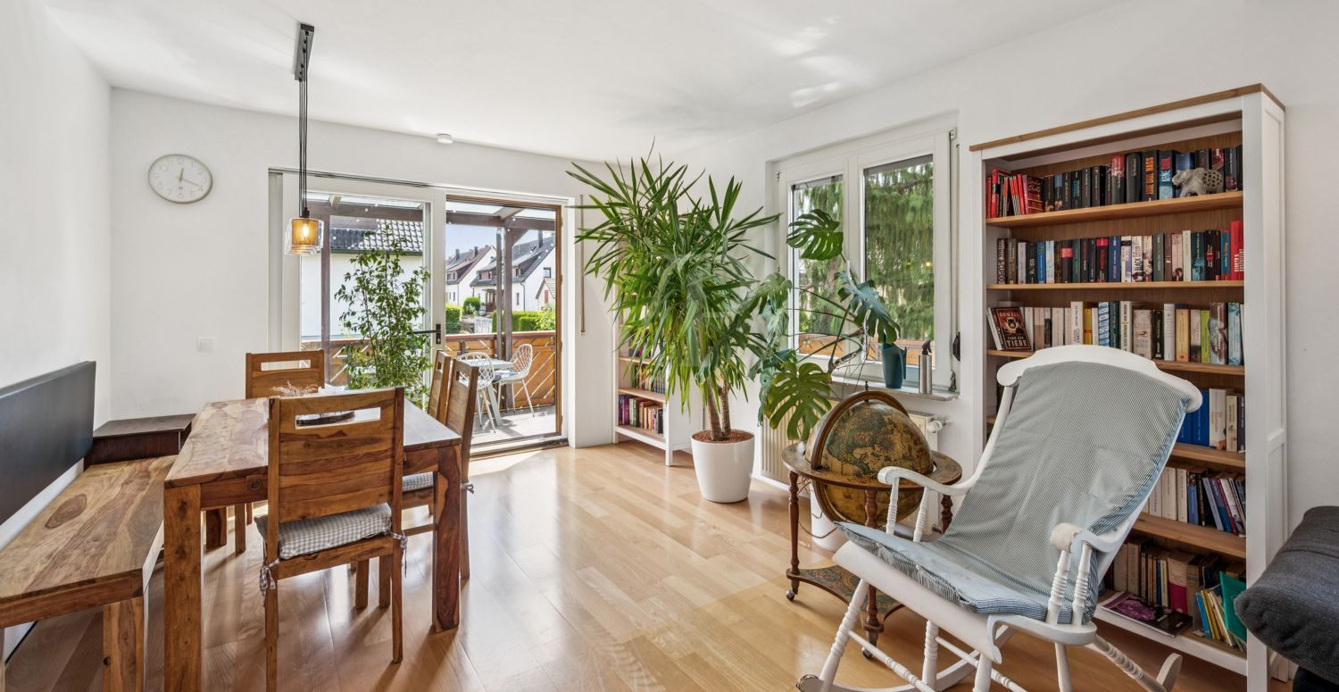 Wohn- und Essbereich mit Zugang zum Balkon