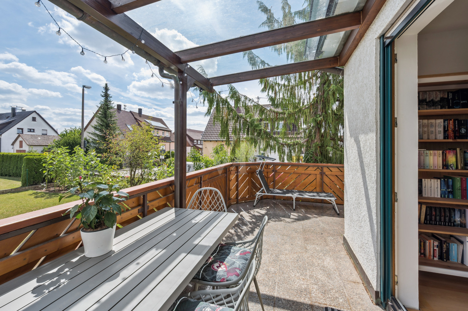 Teilweise überdachter Balkon
