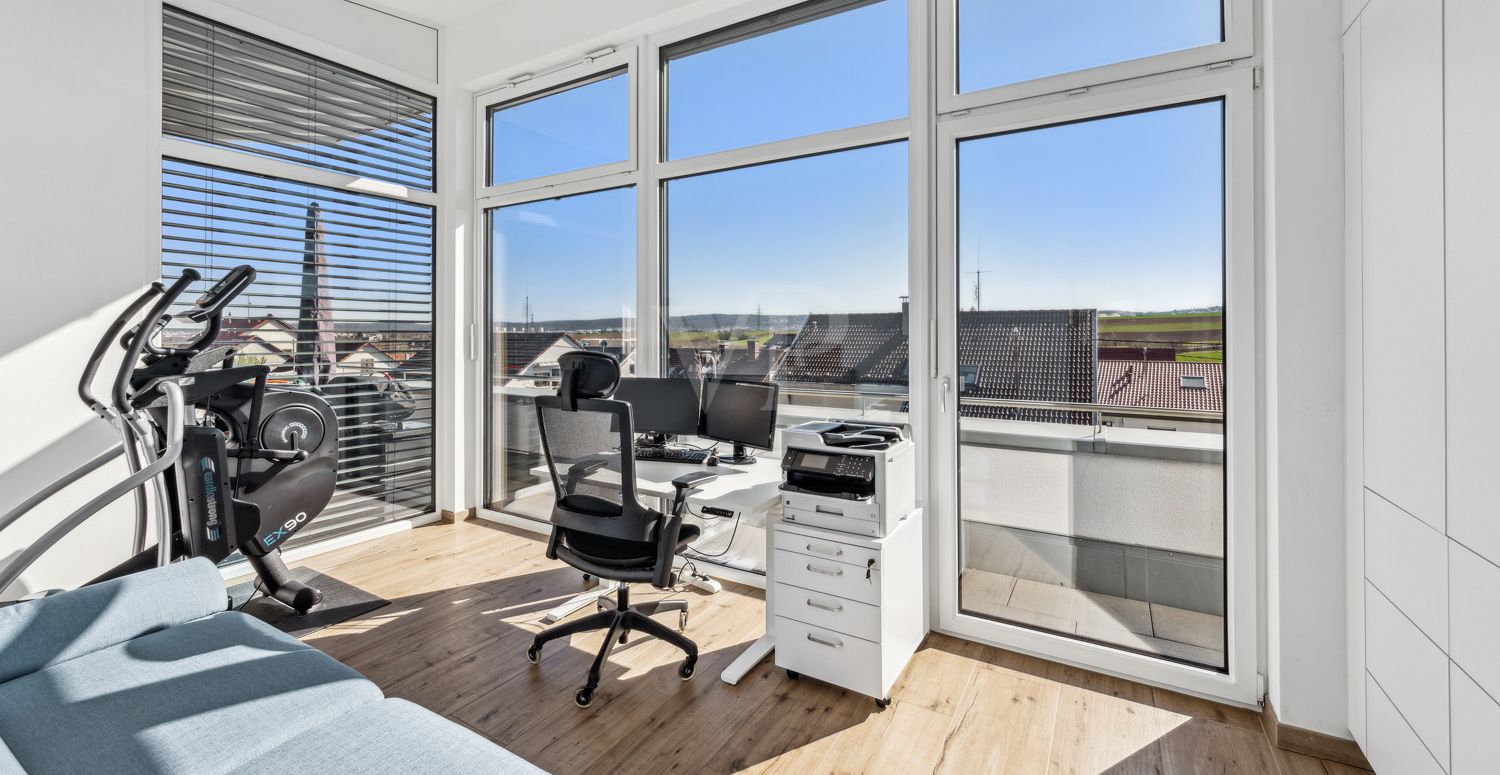 Arbeitszimmer mit Ausblick und Einbauschrank