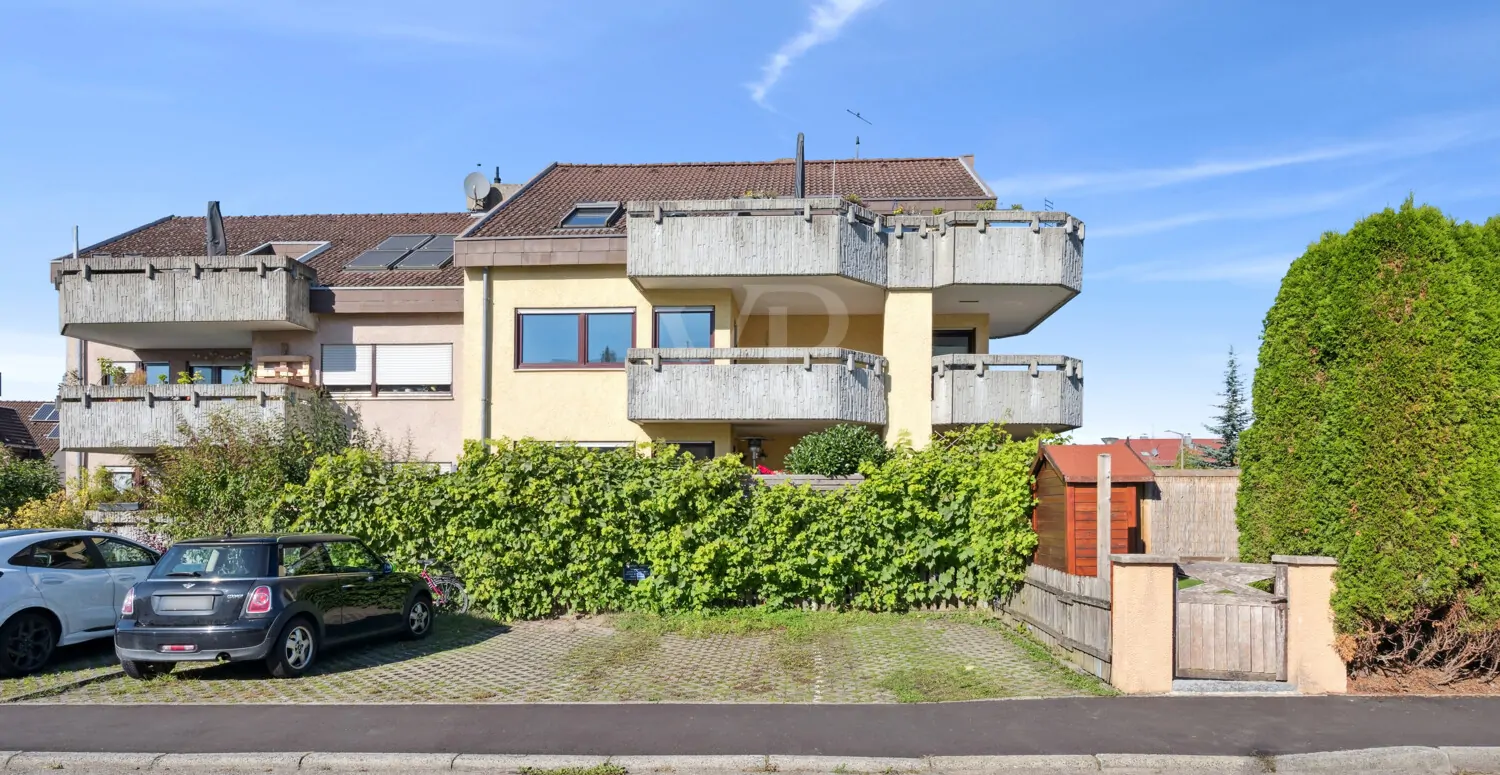 Außenansicht mit Stellplatz (ganz rechts)