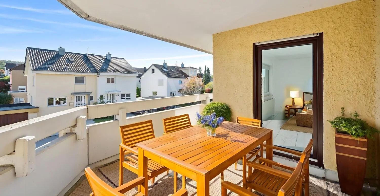 Balkon mit virtuellem Wohnbeispiel