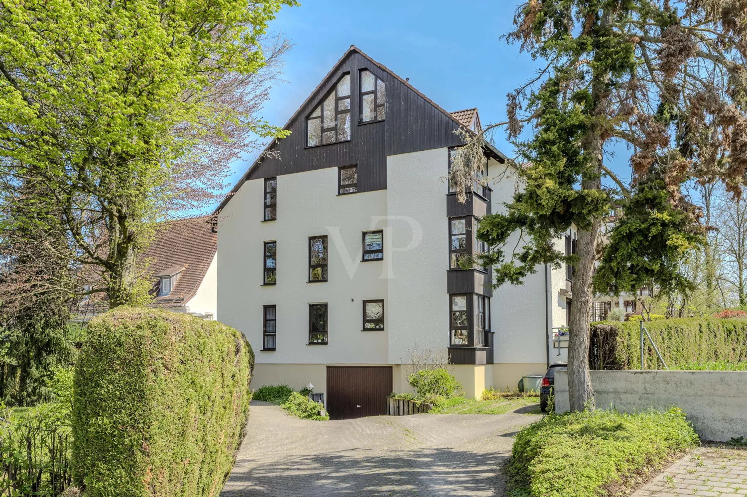 Hausansicht mit Zufahrt zur Tiefgarage